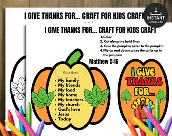 Op de afbeelding: Een printbaar Thanksgiving-knutselwerk voor kinderen, met pompoen- en bladerontwerpen. De tekst luidt "Ik dank voor..." en bevat prompts voor dankbaarheid. Instructies en bijbelvers Mattheüs 5:16 zijn ook inbegrepen. Een verscheidenheid aan kleurpotloden staat op de voorgrond.