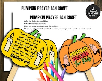 Op de afbeelding: Een printbaar pompoen gebed fan knutselwerk met instructies. De fan heeft een gele pompoenvorm met een bijbelvers en een kaarsillustratie. De andere fan heeft een oranje pompoenvorm met de tekst "Pumpkin Prayer for Kids".