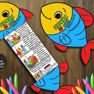 以下が含まれることがあります： 「Fishers of Men」のテキストと聖書の詩が書かれた、2つのカラフルな魚の形をしたペーパークラフト。魚は黄色、青、赤で、人々のイラストが描かれています。クレヨンのセットが下にあります。