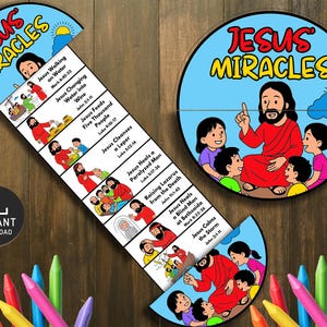 Könnte beinhalten: Ein farbenfrohes Lernspielzeug für Kinder mit Illustrationen der Wunder Jesu. Das Design umfasst ein rundes Puzzle und eine Schiebetafel mit biblischen Geschichten, alles vor einem blauen Himmel. Die Worte "JESUS MIRACLES" sind prominent dargestellt.