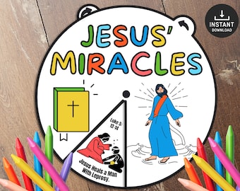 Può includere: Una ruota stampabile colorata con le parole "I miracoli di Gesù" in alto. La ruota è divisa in quattro sezioni, ciascuna con una diversa illustrazione e un riferimento biblico. Le illustrazioni raffigurano Gesù che guarisce un uomo lebbroso, Gesù che calma la tempesta, Gesù che nutre i 5.000 e Gesù che risuscita Lazzaro dai morti.