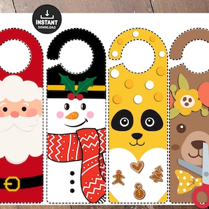 Könnte beinhalten: Vier druckbare Türhänger mit einem Weihnachtsmann, einem Schneemann, einem Pandabären und einem Bären mit einer Blumenkrone. Die Türhänger sind für Weihnachten konzipiert und eignen sich perfekt zum Dekorieren eines Hauses oder Klassenzimmers.