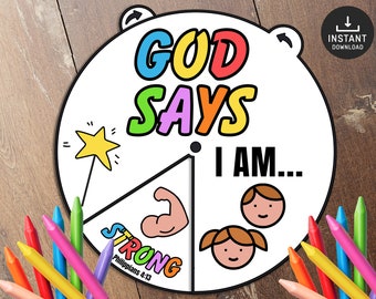 Può includere: Una ruota stampabile "Dio dice che io sono..." con testo e illustrazioni colorate. La ruota ha quattro sezioni con le parole "Forte", "Amato", "Coraggioso" e "Speciale".