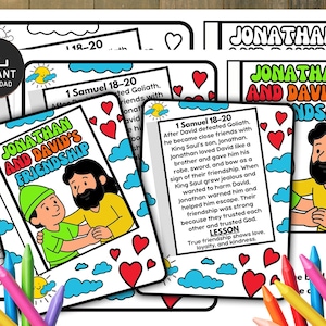 Puede incluir: Un montón de páginas para colorear imprimibles con el título "Jonathan and David's Friendship" en verde y naranja. Las páginas presentan ilustraciones de dos hombres abrazándose, corazones, nubes y texto de 1 Samuel 18-20. Un juego de lápices de colores está en primer plano.