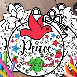 Könnte beinhalten: Vier druckbare Weihnachtsbaumschmuck-Malvorlagen mit einem roten Vogel, einem Zuckerstangen, einer Schneeflocke und einem Stern. Die Ornamente sind weiß mit schwarzen Umrissen und das Wort "Peace" steht auf einem der Ornamente.