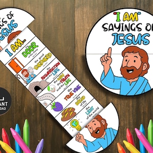 以下が含まれることがあります： 「I AM SAYINGS OF JESUS」のテキストが入った、カラフルな教育ゲーム。イエスと様々な聖書的参照のイラストが特徴です。ゲームは木製の表面にクレヨンが置かれています。