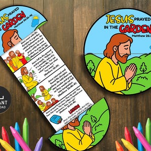 Puede incluir: Una colorida lección bíblica ilustrada con Jesús orando en un jardín. La imagen incluye un diseño circular con texto y una caricatura de Jesús, junto con una sección desplegable con ilustraciones y texto adicionales. Los crayones están en primer plano.
