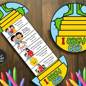 Puede incluir: Una colorida manualidad infantil ilustrada con el texto "I OBEY GOD". La manualidad presenta un diseño de escalera con versículos bíblicos e ilustraciones. También se incluye un círculo con el texto "I OBEY GOD". Los crayones son visibles en la parte inferior.