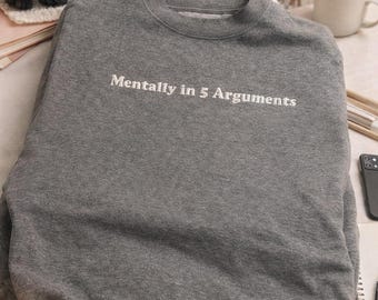 Mentally In 5 Arguments – Felpa ricamata / Maglia girocollo unisex sarcastica