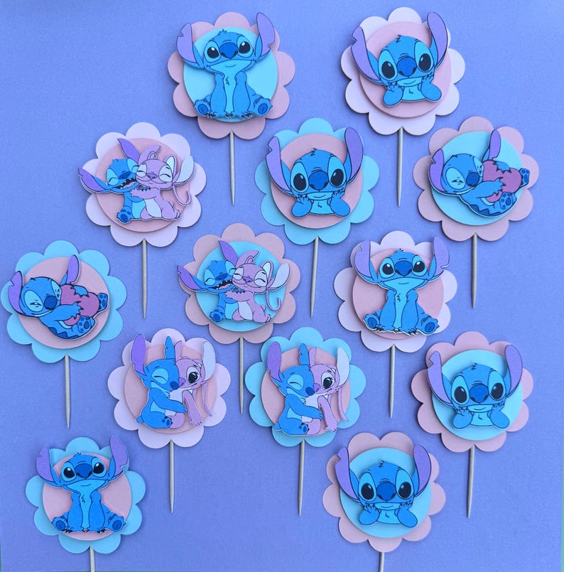 Puede incluir: Doce adornos para cupcakes azules y rosas con Stitch y Angel de la pel&iacute;cula de Disney Lilo & Stitch. Los adornos est&aacute;n hechos de cartulina y tienen un borde festoneado.