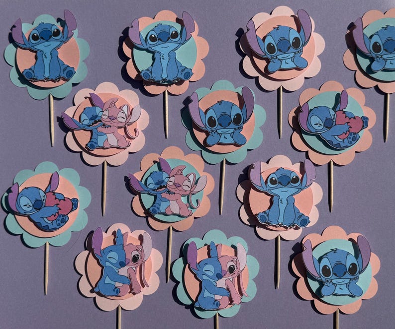 Puede incluir: Doce adornos para cupcakes azules y rosas con Stitch y Angel de la pel&iacute;cula de Disney Lilo & Stitch. Los adornos est&aacute;n hechos de cartulina y presentan varias poses de los personajes.