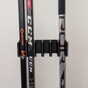 Soporte de pared para palos de hockey: soporte impreso en 3D para 6 palos, ideal para guardar en garaje o taquilla.