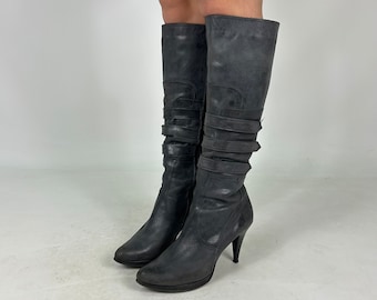 Impresionantes botas futuristas Y2K de cuero genuino hasta la rodilla en color gris oscuro con correas