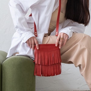 Leder Crossbody fransentasche,handgefertigte fransentaschen,kleine leder crossbody tasche frauen,rote fransentasche, Crossbody boho tasche Bild 2