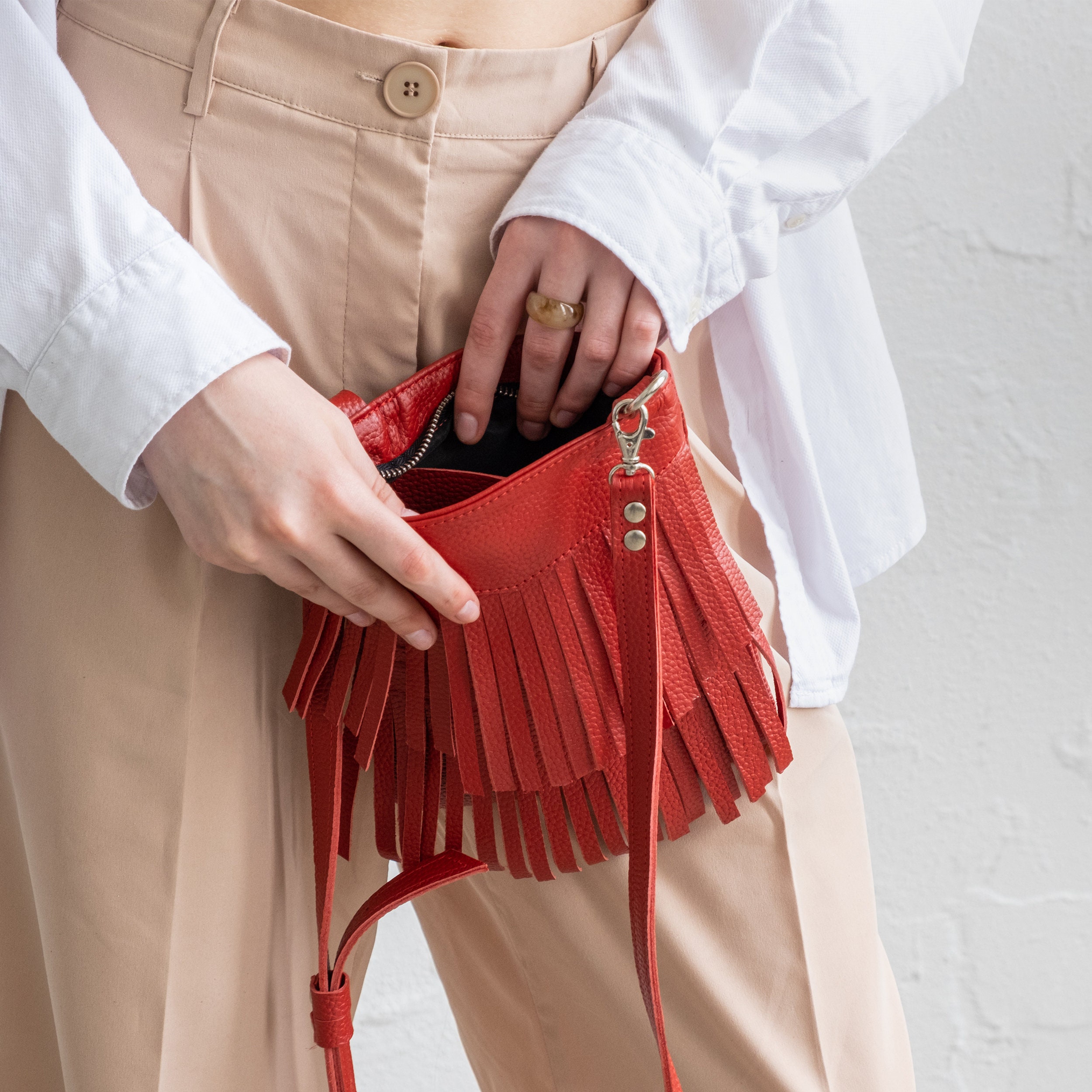 Topshop - Laura - Borsa a tracolla nera con frange in pelle