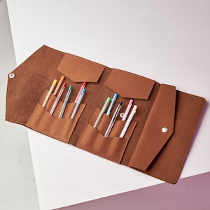 Organizador de cuero hecho a mano para artistas, estuche para guardar pinceles y lápices, estuche portátil para herramientas, regalo creativo para amantes del dibujo.