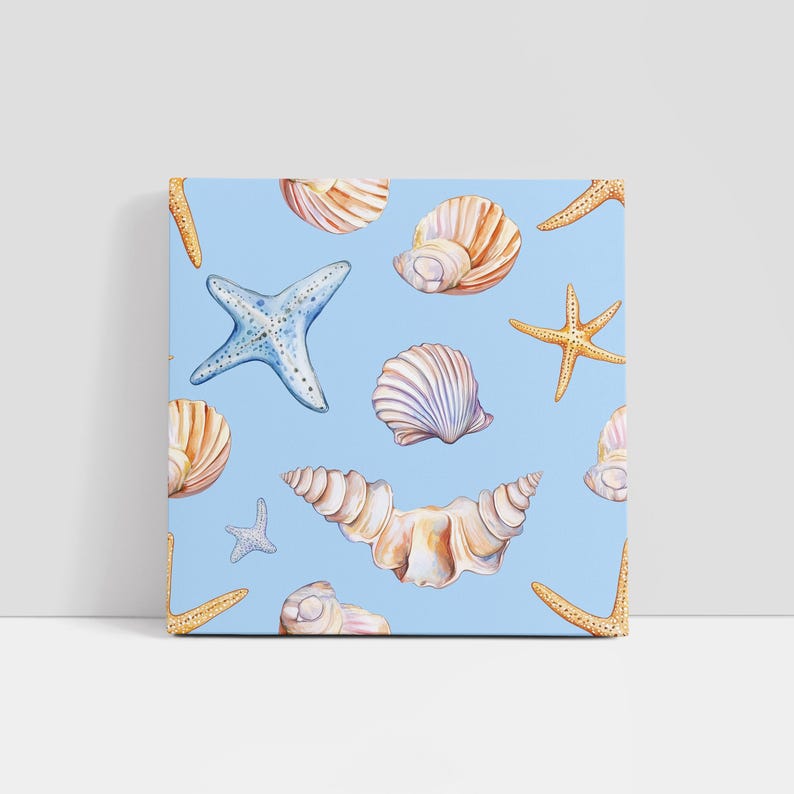 Op de afbeelding: Vierkant canvas kunst met een herhalend patroon van schelpen en zeesterren in tinten beige, bruin en blauw. De achtergrond is lichtblauw. Het kunstwerk heeft een kust- of strandthema.