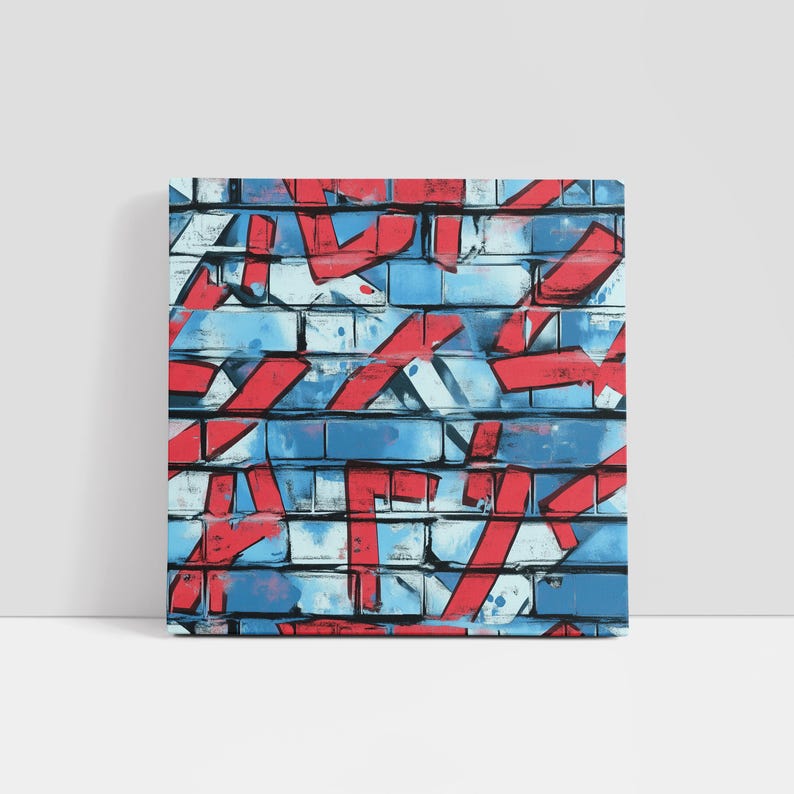 Op de afbeelding: Vierkant canvas kunst met een graffiti-ontwerp. Het kunstwerk toont een bakstenen muurpatroon met een mix van rood, blauw en wit. Gedurfde rode streken overlappen de blauw-witte bakstenen achtergrond, waardoor een dynamische stedelijke esthetiek ontstaat.