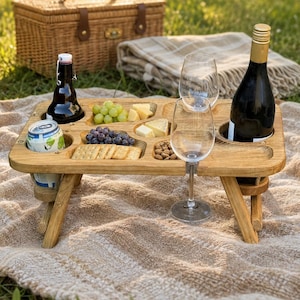 Klappbare Picknick-Bar aus massiver Eiche mit drei Getränkeplätzen, zwei Haltern für Stielgläser und integrierten Fächern für Snacks.