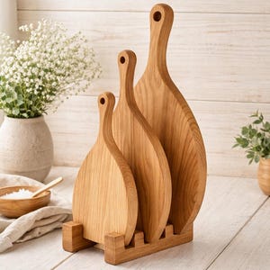 Schneidebrett Holz 3er Set aus Eiche mit Ständer – Servierbrett massiv 45x23; 35x18; 25x13 cm – Küchenbrett, Käsebrett, Brotzeitbrett