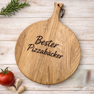 Pizzabrett Eiche Ø 30 cm mit Griff | Rundes Schneidebrett Holz | Pizzateller mit Griff | Serviertablett für Käse, Brot | Charcuterie-Brett