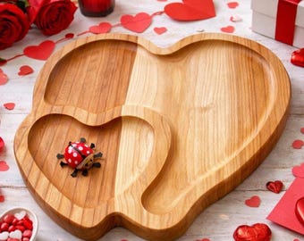 Romantisches Geschenk für Valentinstag, Muttertag - Herzförmige Servierplatte aus Kirschbaumholz - Snack-Tablett, Käsebrett - Frühstückbrett
