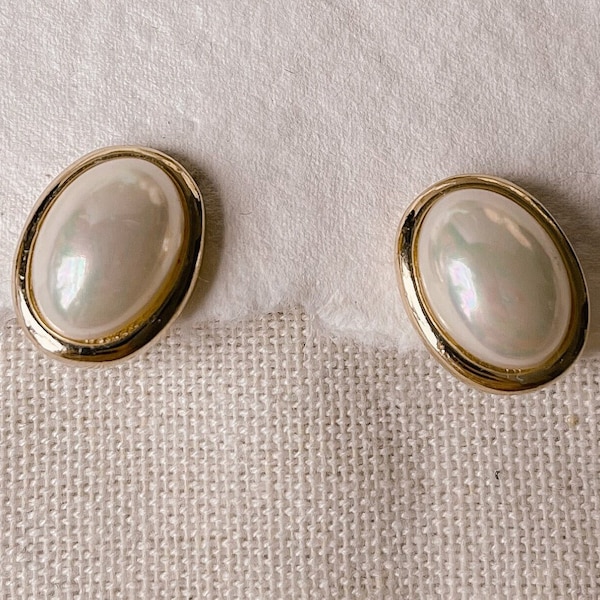 Orecchini ovali vintage Dior Petite Classic in oro e perle