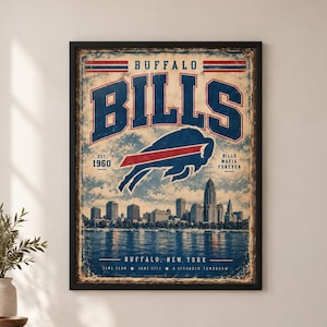 Puede incluir: Un póster vertical enmarcado con el logotipo de los Buffalo Bills en azul y rojo, con el texto BUFFALO BILLS, EST. 1960, BILLS MAFIA FOREVER y BUFFALO, NEW YORK. El diseño incluye un horizonte urbano reflejado en el agua con una textura desgastada.