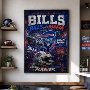 Pode incluir: Um cartaz de parede vertical emoldurado com imagens de futebol americano dos Buffalo Bills, incluindo um capacete grande, uma cena de estádio e o texto 'BILLS MAFIA', 'ONE TEAM. ONE CITY. ONE FAMILY. FOREVER' em azul, vermelho e branco num fundo escuro.