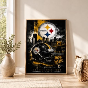 Op de afbeelding: Een rechthoekige wandkunstprint met een zwarte footballhelm met het Steelers-logo, de skyline van Pittsburgh, een gele brug en de tekst Steelers, Pittsburgh Here We Go, Established 1933, Toughness, Pride en Tradition.