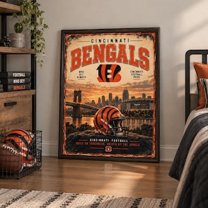 Könnte beinhalten: Ein gerahmtes Poster mit dem Logo der Cincinnati Bengals, einem Football-Helm und einer Skyline von Cincinnati bei Sonnenuntergang. Der Text lautet CINCINNATI BENGALS, WHO DEY ALWAYS, CINCINNATI FOOTBALL PRIDE und CINCINNATI FOOTBALL BUILT ON TOUGHNESS, DRIVEN BY THE JUNGLE.