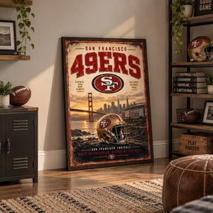 Może przedstawiać: Oprawiony pionowy plakat przedstawiający logo San Francisco 49ers, kask do futbolu amerykańskiego, most Golden Gate i panoramę miasta o zachodzie słońca. Tekst głosi San Francisco 49ers, Faithful Then Now Always, Bay Area Football Pride.
