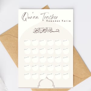 Könnte beinhalten: Ein beigefarbener Koran-Tracker mit den Worten "Quran Tracker" und "Ramadan Karim" in einer Schreibschrift. Der Tracker hat 30 Kreise zur Fortschrittsverfolgung. Der Tracker befindet sich auf einem braunen Umschlag.