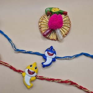 Pulseira de gravata infantil / Rakhi de desenho animado (azul bebê tubarão, amarelo) Rakhi de argila feito à mão