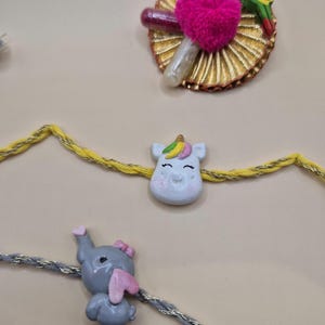 Bracelet à nouer pour enfants / Rakhi dessin animé (licorne, éléphant) Rakhi fait main en argile