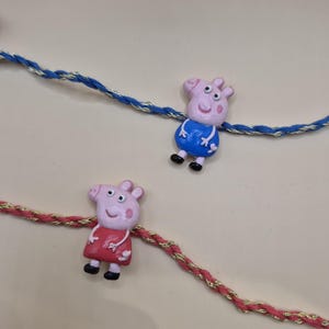 Pulsera de lazo para niños / Rakhi de dibujos animados (cerdo, Jorge) Rakhi hecho a mano de arcilla