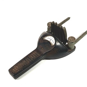 Probador de voltaje de batería GANZ vintage de los años 50-60, portátil, de baquelita negra, accesorio de cosplay para automóviles, electricidad industrial, celdas eléctricas.
