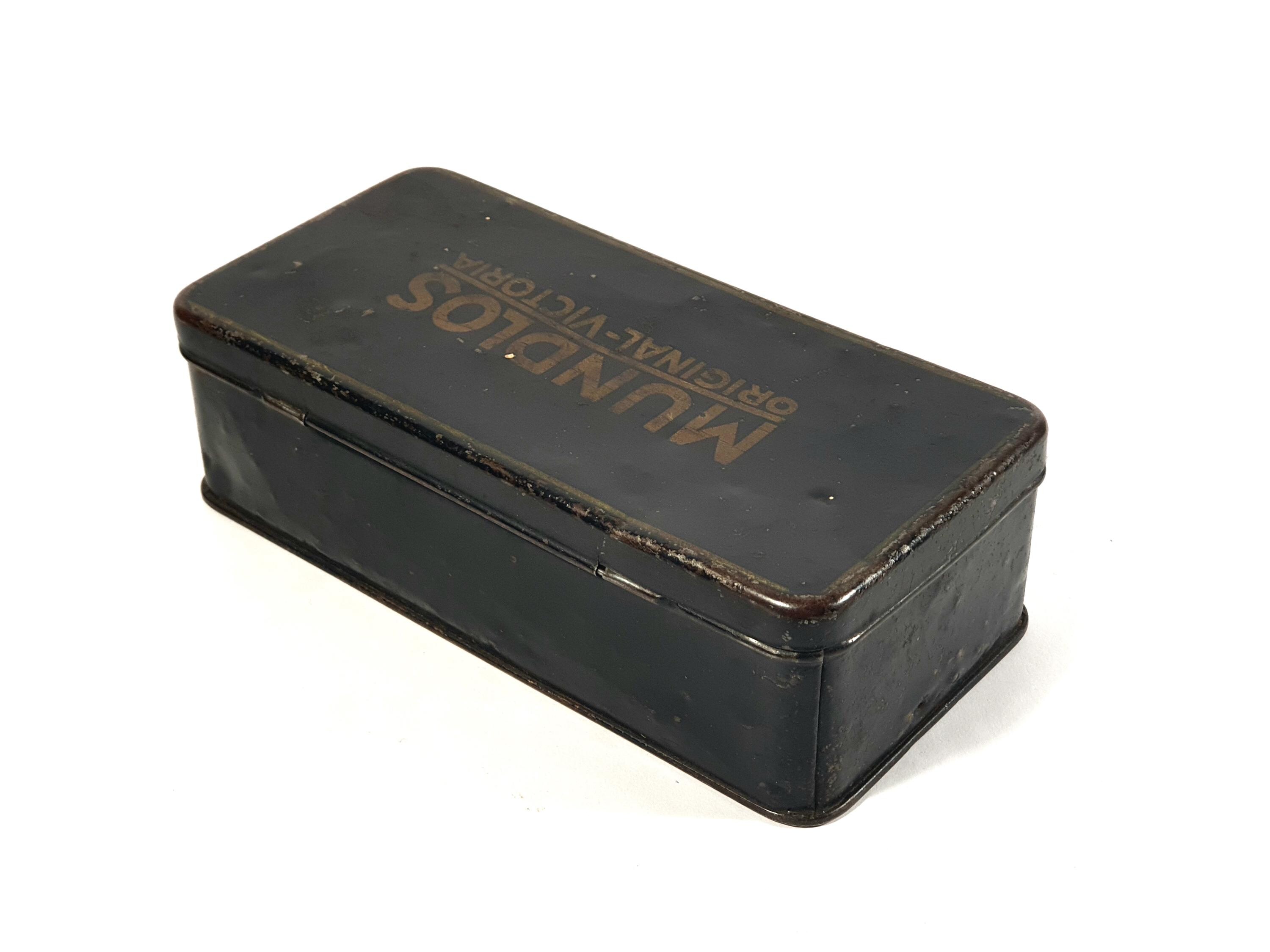 REVUE DE LA MODE 印刷物 19世紀 【商品番号②】 1900's MUNDLOS VICTORIA Sewing Box Tin Machine Attachments Black