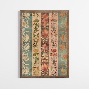 Puede incluir: Una impresión enmarcada con un patrón floral vintage en tonos azules, verdes, rojos y marrones. El patrón presenta motivos florales repetidos y detalles intrincados.
