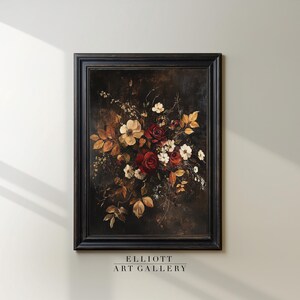K&ouml;nnte beinhalten: Gerahmtes Gem&auml;lde eines Blumenarrangements mit roten, wei&szlig;en und cremefarbenen Blumen und Herbstbl&auml;ttern vor dunklem Hintergrund. Das Kunstwerk befindet sich in einem schwarzen Rahmen, mit dem Text "ELLIOTT ART GALLERY" unten.