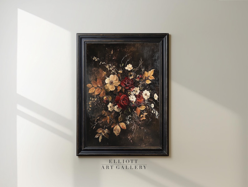 K&ouml;nnte beinhalten: Gerahmtes Gem&auml;lde eines Blumenarrangements mit roten, wei&szlig;en und cremefarbenen Blumen und Herbstbl&auml;ttern vor dunklem Hintergrund. Das Kunstwerk befindet sich in einem schwarzen Rahmen, mit dem Text "ELLIOTT ART GALLERY" unten.