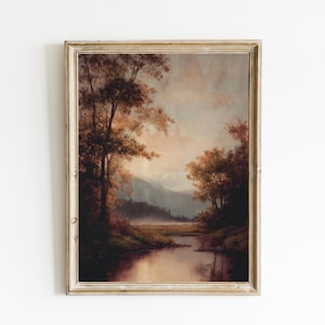Può includere: Dipinto di paesaggio incorniciato raffigurante una scena fluviale con alberi autunnali. L'opera d'arte utilizza una tavolozza di colori tenui di marroni, verdi e oro, con un'atmosfera morbida e nebbiosa. La cornice è dorata chiara e invecchiata.