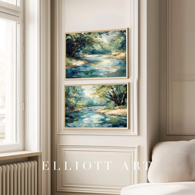 K&ouml;nnte beinhalten: Zwei gerahmte Landschaftsbilder mit einem blauen Fluss, der durch einen gr&uuml;nen Wald flie&szlig;t. Die Bilder h&auml;ngen an einer wei&szlig;en Wand mit wei&szlig;en Leisten.