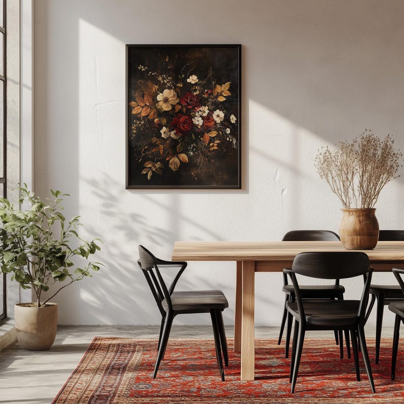 K&ouml;nnte beinhalten: Ein gerahmter Kunstdruck mit Blumen vor dunklem Hintergrund, der einen Strau&szlig; roter, wei&szlig;er und gelber Blumen zeigt. Das Kunstwerk befindet sich in einem Esszimmer mit einem Holztisch, schwarzen St&uuml;hlen und einem roten gemusterten Teppich.