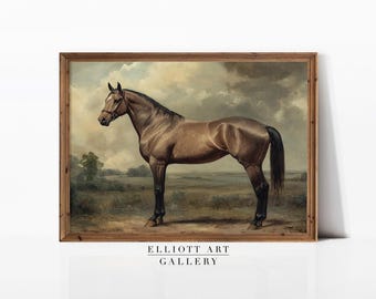 Puede incluir: Una impresión artística ecuestre vintage enmarcada. La obra representa un caballo marrón en un campo, con brida. El caballo es el punto focal, sobre un fondo de cielo nublado y paisaje. El marco es de madera. El texto "ELLIOTT ART GALLERY" está en la parte inferior.