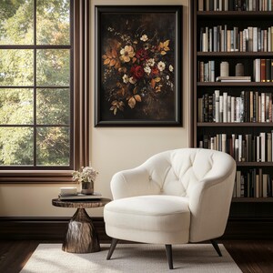 K&ouml;nnte beinhalten: Gem&uuml;tliches Wohnzimmer mit cremefarbenem Sessel, kleinem Beistelltisch und gerahmtem Blumenbild. Der Raum umfasst ein gro&szlig;es Fenster und ein B&uuml;cherregal voller B&uuml;cher.