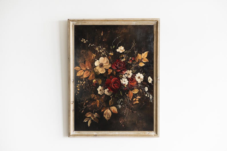 K&ouml;nnte beinhalten: Gerahmtes Blumenstillleben-Gem&auml;lde. Das Kunstwerk zeigt einen dunklen Hintergrund mit einem Bouquet aus Rosen und anderen Blumen in Rot-, Wei&szlig;- und Gelbt&ouml;nen, mit braunen und goldenen Bl&auml;ttern. Der Rahmen ist hell und neutral.