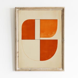 Op de afbeelding: Ingelijste abstracte kunstprint met een geometrisch ontwerp in oranje en crème. Het kunstwerk is verdeeld in kwadranten en rechthoeken, met afgeronde randen. De print wordt gepresenteerd in een lichtgekleurde houten lijst.