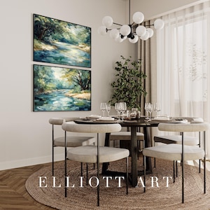 K&ouml;nnte beinhalten: Ein Esszimmer mit einem Holztisch und sechs St&uuml;hlen. Der Tisch ist mit Tellern, Gl&auml;sern und Besteck gedeckt. An der Wand h&auml;ngen zwei gerahmte Bilder mit einer Waldszene. Ein Kronleuchter mit wei&szlig;en Kugeln h&auml;ngt von der Decke. Der Raum hat einen hellbraunen Holzboden und einen Teppich mit dem Text "ELLIOT ART" darauf.