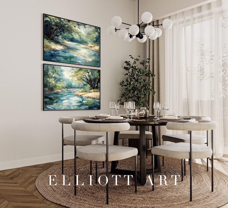 K&ouml;nnte beinhalten: Ein Esszimmer mit einem Holztisch und sechs St&uuml;hlen. Der Tisch ist mit Tellern, Gl&auml;sern und Besteck gedeckt. An der Wand h&auml;ngen zwei gerahmte Bilder mit einer Waldszene. Ein Kronleuchter mit wei&szlig;en Kugeln h&auml;ngt von der Decke. Der Raum hat einen hellbraunen Holzboden und einen Teppich mit dem Text "ELLIOT ART" darauf.